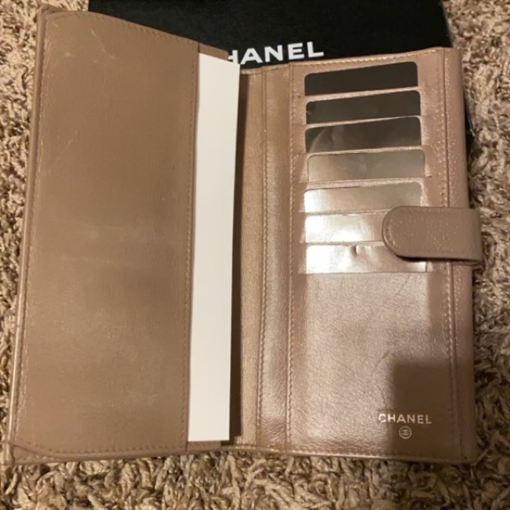 Chanel Trifold caviar leather wallet Taupe color